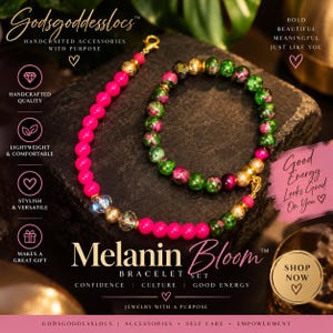 Könnte beinhalten: Ein Schmuckset bestehend aus zwei Armbändern. Ein Armband besteht aus leuchtend pinkfarbenen Perlen mit goldfarbenen und klaren facettierten Akzenten. Das zweite Armband zeigt grün-pink marmorierte Perlen mit goldfarbenen und dunklen Metallperlen.