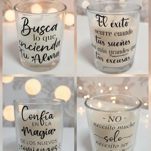 Puede incluir: Cuatro portavelas de vidrio con velas blancas en su interior. Cada portavelas tiene una cita diferente en escritura negra. El fondo es blanco suave con luces bokeh.