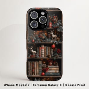 Funda para teléfono con estantería MagSafe / Funda navideña para amantes de los libros / iPhone 16, Samsung Galaxy S25, Google Pixel 9 / Diseño de Book Worm Dark Academia