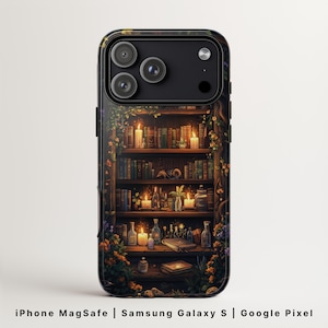 Könnte beinhalten: Handyhülle mit einer detaillierten Illustration eines Bücherregals voller Bücher, Kerzen und Flaschen. Das Design umfasst florale Akzente und eine warme Farbpalette. Die Hülle ist für iPhone MagSafe, Samsung Galaxy S und Google Pixel konzipiert.