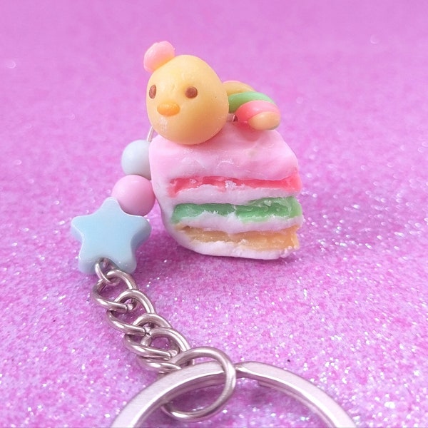 Gâteau arc-en-ciel avec poussin fimo Kawaii, joli porte-clés en pâte polymère, breloque, pendentif kawaii. Porte-clés fimo fait main.