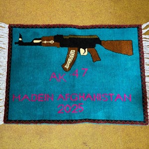 Tappeto da guerra afghano autentico fatto a mano / Tappeto tribale in lana 2 x 3 piedi / Motivo di guerra AK-47 / Autentica arte afghana / Spedizione gratuita in tutto il mondo