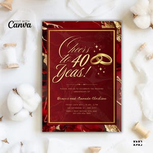Könnte beinhalten: Eine rote und goldene Hochzeitseinladung mit Marmorhintergrund. Die Einladung lautet "Cheers to 40 Years!" mit goldenen Ringen und Sternen. Der Text enthält auch die Namen "Denver und Amanda Clarkson" und das Datum "Freitag, 24. Mai | 10:00 - 14:00 Uhr".