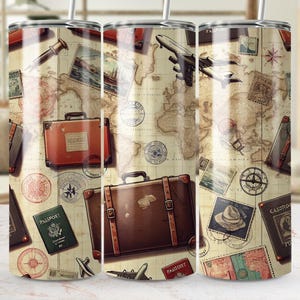 Op de afbeelding: Een reistumbler met een wereldkaartontwerp, vintage koffers, postzegels en vliegtuigillustraties. De tumbler heeft een rietje en een herhalend patroon van reisafbeeldingen in bruin, rood en beige.