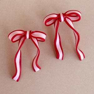 Pendientes de lazo con garabatos hechos a mano / Joyería de arcilla polimérica