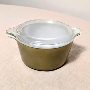 1960s - 1970s Vintage Pyrex 2QT Olive Green Small Ovenware dish with clear glass Pyrex lid. Mint condition.