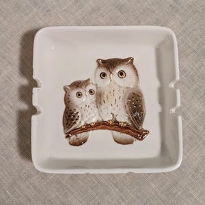 1980s Vintage Owl Ashtray made by Otagiri in Japan with two owls. Hand painted Japanese Tobacciano ashtray. Vibrant owl collectible