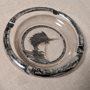 1930s Vintage Rockwell Silver Co. Leaping Sailfish Ashtray in clear glass with a silver overlay on the rim. Art Deco collectable ashtray