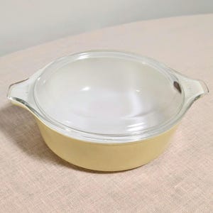 1970s Vintage Pyrex 1 PT Daisy Yellow Small Ovenware dish with clear glass Pyrex lid. Mint condition.
