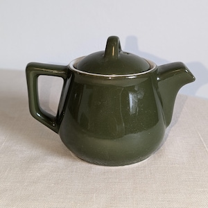 Vintage keramische haltheepot met één kop van Hall Ceramics. Groene kleine theepot.