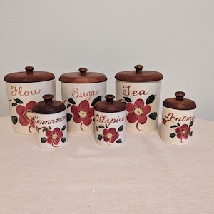 1950er Jahre MCM Japanisches Kitchen Canister Set mit Holzdeckeln und darauf gemalten Blumen. Set mit 6 handbemalten Vintage Keramikdosen