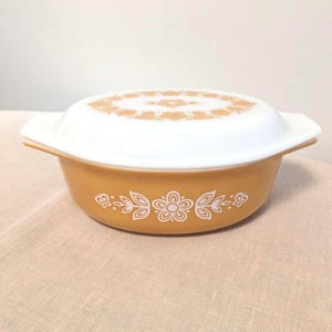 1970s Vintage Pyrex Golden Butterfly Casserole Dish with decorative lid. Gold and white oval 1.5 quart Pyrex casserole set in mint condition