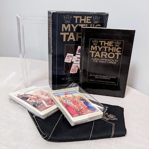 1986 Vintage The Mythic tarotboek, mat en kaarten set van Sharman-Burke & Greene. Geïllustreerd door Tricia Newell. Complete set van de 1e editie.