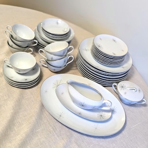 Puede incluir: Un juego de vajilla blanca con un diseño de estrella. El juego incluye platos, tazones, una salsera y una jarra de crema.