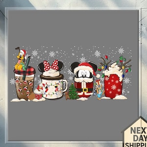 以下が含まれることがあります： ディズニーのキャラクターが登場する、お祝いをテーマにした4つの飲み物をフィーチャーしたお祝いのプリント。プルートはコーヒーに入っており、ミニーマウスのリボンがマグカップを飾り、ミッキーマウスはサンタクロースの格好をし、グーフィーの角が赤い飲み物を飾っています。「Next Day Shipping」の文字と雪の結晶も表示されています。