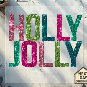 以下が含まれることがあります： 「HOLLY JOLLY」の文字が大きくカラフルなスパンコールで描かれたお祝いのデザイン。文字はピンク、グリーン、ティール色。右下には「NEXT DAY SHIPPING」の文字が入った小さなグラフィックがあります。