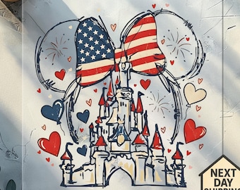 Peut inclure: Illustration fantaisiste d'un château avec des accents rouges et bleus, un nœud en forme de drapeau américain et des oreilles de Mickey Mouse. Des cœurs et des feux d'artifice rouges, blancs et bleus complètent le design. L'image a une esthétique dessinée à la main.