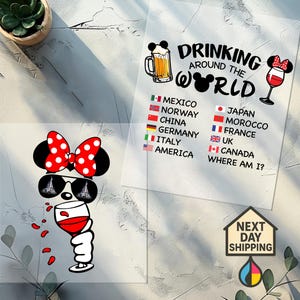 Può includere: Due cartelli in acrilico trasparente con grafica a tema Disney. Uno presenta Minnie Mouse con un fiocco rosso e occhiali da sole, che tiene in mano un bicchiere di vino. L'altro dice "Drinking Around the World" con le bandiere di vari paesi.