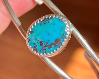 ナバホ族の本物のターコイズとスターリングシルバーのカフブレスレット