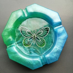 Blauwe en groene harsasbak met vlinder, vlinderharsasbak, kleurrijke asbak, asbakdecor