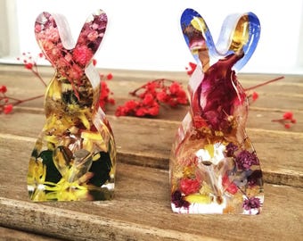 Gelber oder roter Blumenhase, handgemachter Harzhase, Blumenosterkaninchen, Schreibtischdekor, botanische Kaninchenfigur mit Herz, Harz-Osterhase