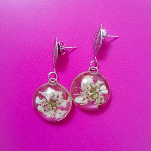 Real Queen Anne&#39;s lace earrings, Wildflower resin earrings, Dry white flower earrings, Minimalist botanical dangle drop earrings