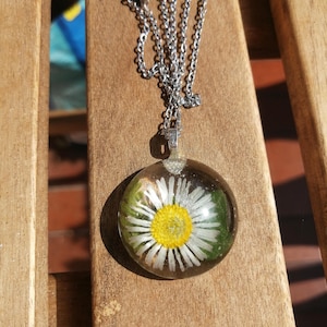 Pressed Daisy flower necklace, Real white and yellow wildflower resin necklace, Botanic resin necklace, Floral necklace