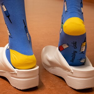 Stylische Hystero-Socken: Bequeme & farbenfrohe Schuhe für medizinische Berufe Fallen Sie heraus in der Gynäkologie-Abteilung Bild 6