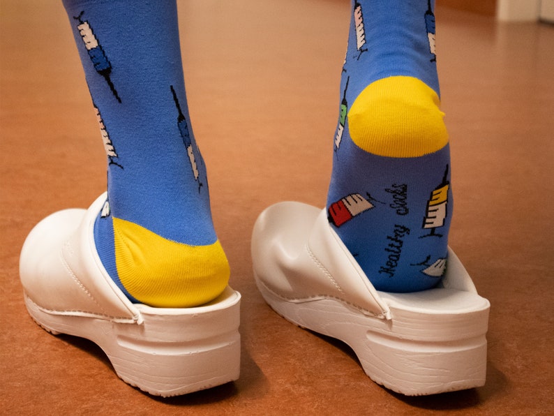 Stylische Hystero-Socken: Bequeme & farbenfrohe Schuhe für medizinische Berufe Fallen Sie heraus in der Gynäkologie-Abteilung Bild 6