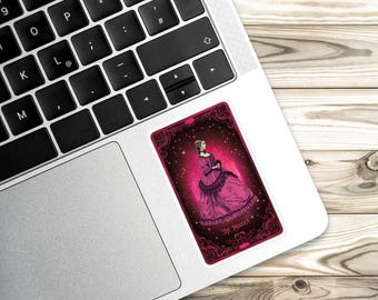 Op de afbeelding: Een sticker met een vrouw in een roze jurk op een sterrenhemel. De tekst "The Maiden" staat onderaan de sticker.