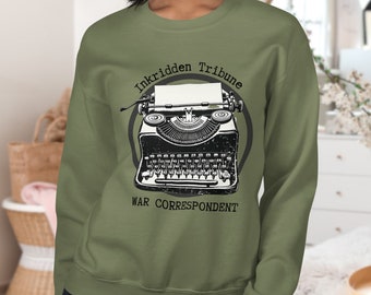 Puede incluir: Una sudadera verde con un gráfico de máquina de escribir vintage y el texto "Inkridden Tribune War Correspondent".