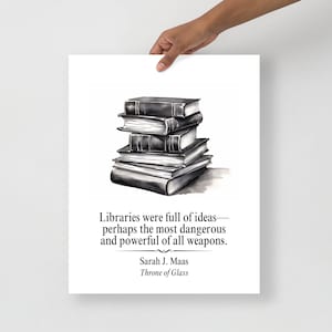 Puede incluir: Una ilustración en blanco y negro de una pila de libros con la cita "Las bibliotecas estaban llenas de ideas, quizás las más peligrosas y poderosas de todas las armas." de Sarah J. Maas, autora de Throne of Glass.
