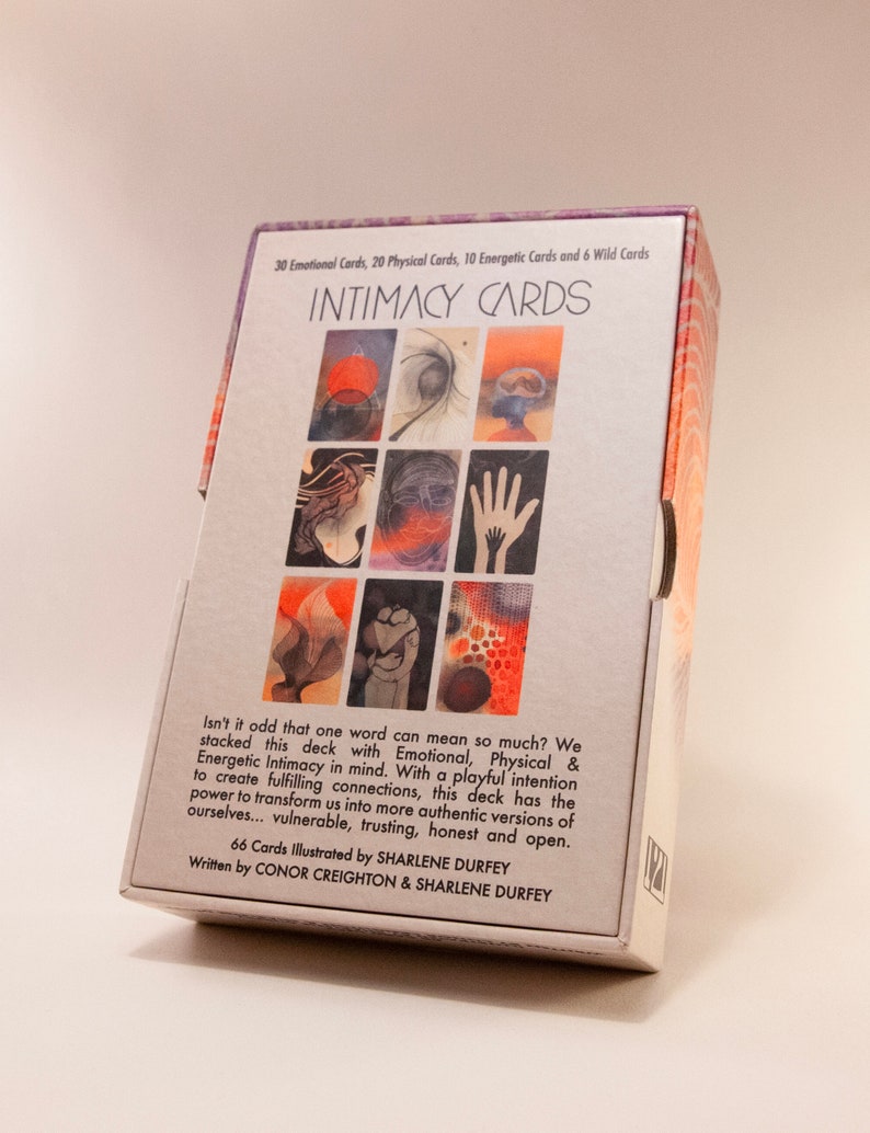 Może przedstawiać: Pudełko z kartami intymności z białym tłem i kolorową abstrakcyjną grafiką z przodu. Pudełko zawiera napis "INTIMACY CARDS" czarnymi literami. Na tylnej stronie pudełka znajduje się tekst: "Isn't it odd that one word can mean so much? We stacked this deck with Emotional, Physical & Energetic Intimacy in mind. With a playful intention to create fulfilling connections, this deck has the power to transform us into more authentic versions of ourselves... vulnerable, trusting, honest and open. 66 Cards Illustrated by SHARLENE DURFEY Written by CONOR CREIGHTON & SHARLENE DURFEY"