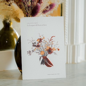 Peut inclure: Une carte rectangulaire blanche avec une illustration à l'aquarelle d'un bouquet de fleurs séchées dans des tons orange, marron et gris, noué par un ruban rouge. Le texte indique PARIS, PETITS OBJETS, Le bouquet de fleurs séchées et Automne, Pumpkin Spice et Fleurs.