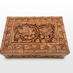 Scatola portagioie in legno Scatola regalo personalizzata incisa Scatola in legno intagliata a mano Scatola ricordo in legno rustico Regalo per lei Regalo di anniversario per le donne