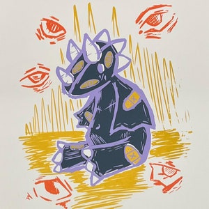 Könnte beinhalten: Eine lila und blaue Illustration eines Dinosauriers mit drei Hörnern, der auf einem gelben Hintergrund sitzt, umgeben von roten Augen. Der Text "Existential Crisis" und "Elliot Silverman '23" ist unter dem Dinosaurier gedruckt. Die Nummer "3/14" ist in der linken unteren Ecke gedruckt.