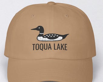 Cappellino da papà personalizzato con ricamo di un'oca selvatica sul lago.