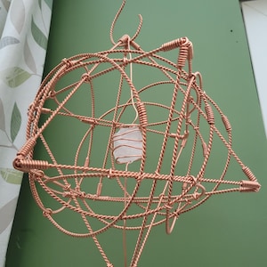 Merkaba aus Kupfer mit Quarzkristall: Dekoration im Stil der Heiligen Geometrie