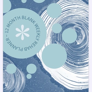 Peut inclure: Un fond abstrait bleu et blanc avec un cercle au centre qui dit "12 MONTH BLANK WEEKLY REHAB PLANNER" avec une icône de fleur au centre du cercle. Le texte "ONE STEP AT A TIME" est en bas de l'image.