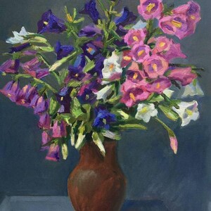 Pode incluir: Pintura a óleo de um arranjo floral num vaso castanho. O buquê apresenta flores roxas, rosas, brancas e azuis com caules verdes. O vaso é castanho escuro, sobre um fundo azul suave.