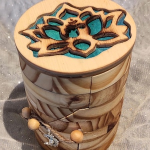 BOITE A BIJOUX en bois chantourné et peinte a la main. Entièrement artisanal a partir de matériaux naturels. Cadeaux unique. Transportable
