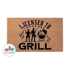 Licensed to Grill | Funny Doormat | Door Mat | Welcome Mat | Man Cave Decor | Dad Gift | Christmas Gift for Grandpa | BBQ Decor 3459stk