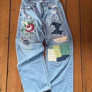 Vaqueros American Eagle reciclados únicos / Denim bordado y remendado a mano / Remiendos visibles / Arte para vestir de moda sostenible
