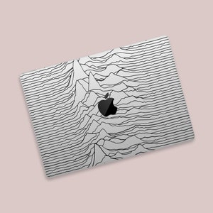 Könnte beinhalten: Ein silberner Laptop mit einem schwarz-weißen Grafikdesign auf dem Deckel. Das Design besteht aus einer Reihe von Linien, die einen 3D-Effekt erzeugen. Das Apple-Logo ist in der Mitte des Designs sichtbar.