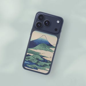 Hokusai Landskap iPhone 17 Pro Glasklistermärke – Lagerbelagda Berg & Moln