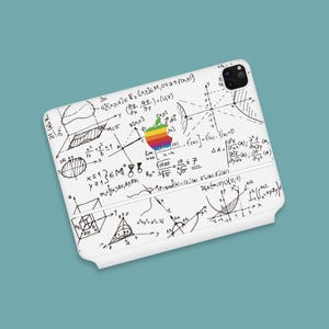 Może przedstawiać: Białe etui na telefon z kolorowym logo jabłka i różnymi równaniami i wzorami matematycznymi napisanymi na nim. Równania zawierają symbole, liczby i zmienne.