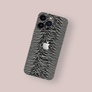Può includere: Custodia nera per iPhone con un motivo grafico bianco che ricorda una catena montuosa. La custodia ha un ritaglio per il logo Apple.