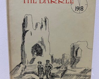 Puede incluir: Una portada de libro con el título "The Bottom of the Barrel" y una esfera de reloj con el año 1918. La portada presenta una ilustración en blanco y negro de dos figuras de pie frente a un edificio en ruinas.