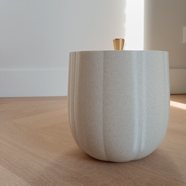 Poubelle ou rangement de cuisine élégant - Pot imprimé en 3D avec couvercle en optique pierre avec poignée minimaliste en laiton