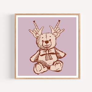 Puede incluir: Ilustración de un oso de peluche marrón con manos formando el signo 'Te amo', coronado con acentos de corazón. El oso tiene una pajarita y está sobre un fondo lila claro, enmarcado en un borde de madera.